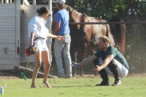 Meghan Markle se diverte com Príncipe Harry em jogo de polo
