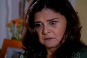 A Favorita: Cilene descobre mentira do filho e se decepciona