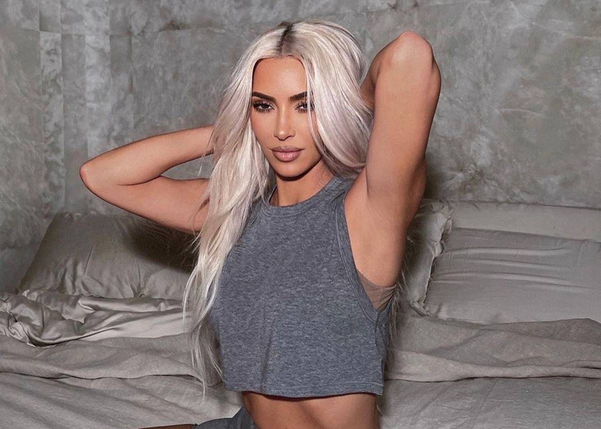 Kim Kardashian aparece de roupa íntima cavada e curvas avantajadas chamam a atenção Fofocas e