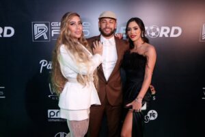 Neymar, fora dos planos do PSG, vai à premiação com Bruna Biancardi e a irmã, Rafaella Santos