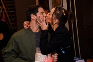 Sabrina Sato e Duda Nagle beijam muito na noite paulistana