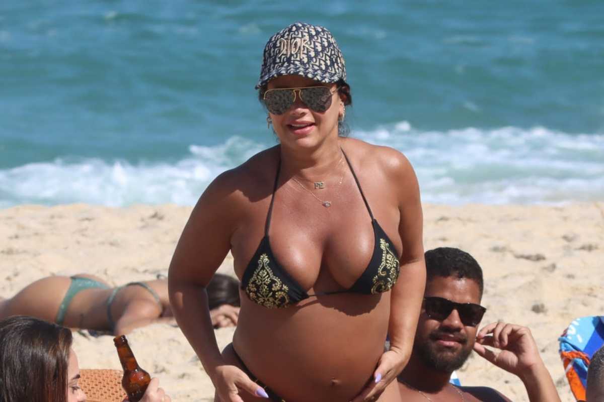 Viviane Ara Jo Exibe Barrig O E Curte Dia De Praia No Rj Veja Fotos