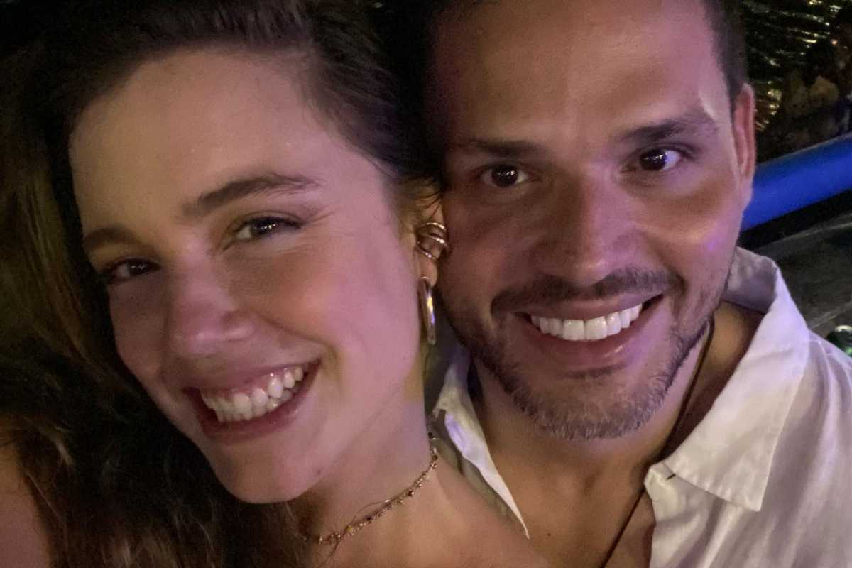 Alice Wegmann e Dudu Borges posando para selfie