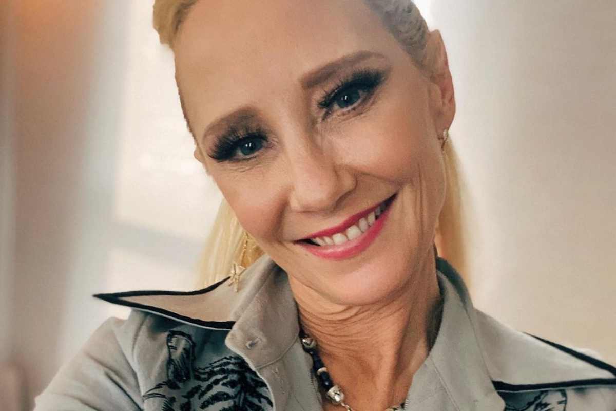 Anne Heche sorrindo