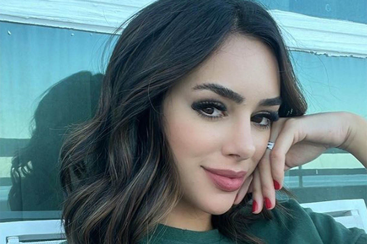 Bruna Biancardi, com blusa verde, em uma selfie com mão no rosto