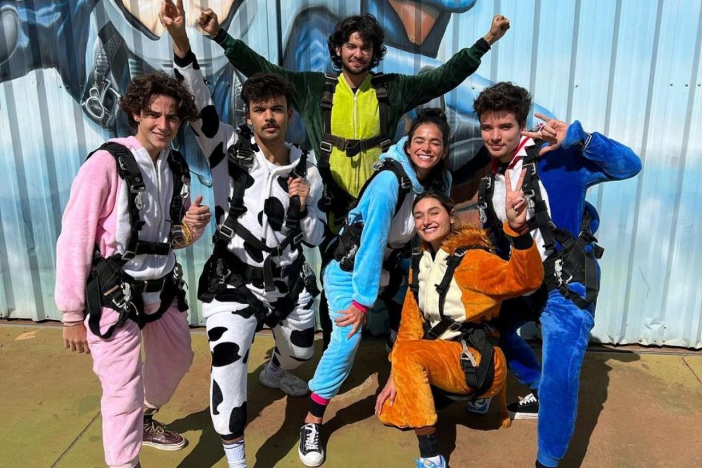 bruna-marquezine-xolo-mariduena-sasha-meneghel-joao-figueiredo-paraquedas-1024x683-1 Bruna Marquezine e Xolo Maridueña em passeio com Sasha Meneghel e João Figueiredo