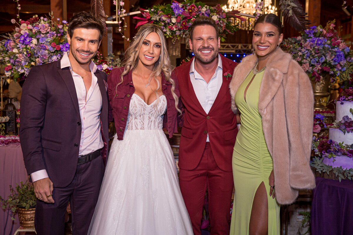 Mariano de blazer e calça roxa, , a noiva Talira, Rafa Pessina de terno vermelho e Jacqueline de vestido amarelo