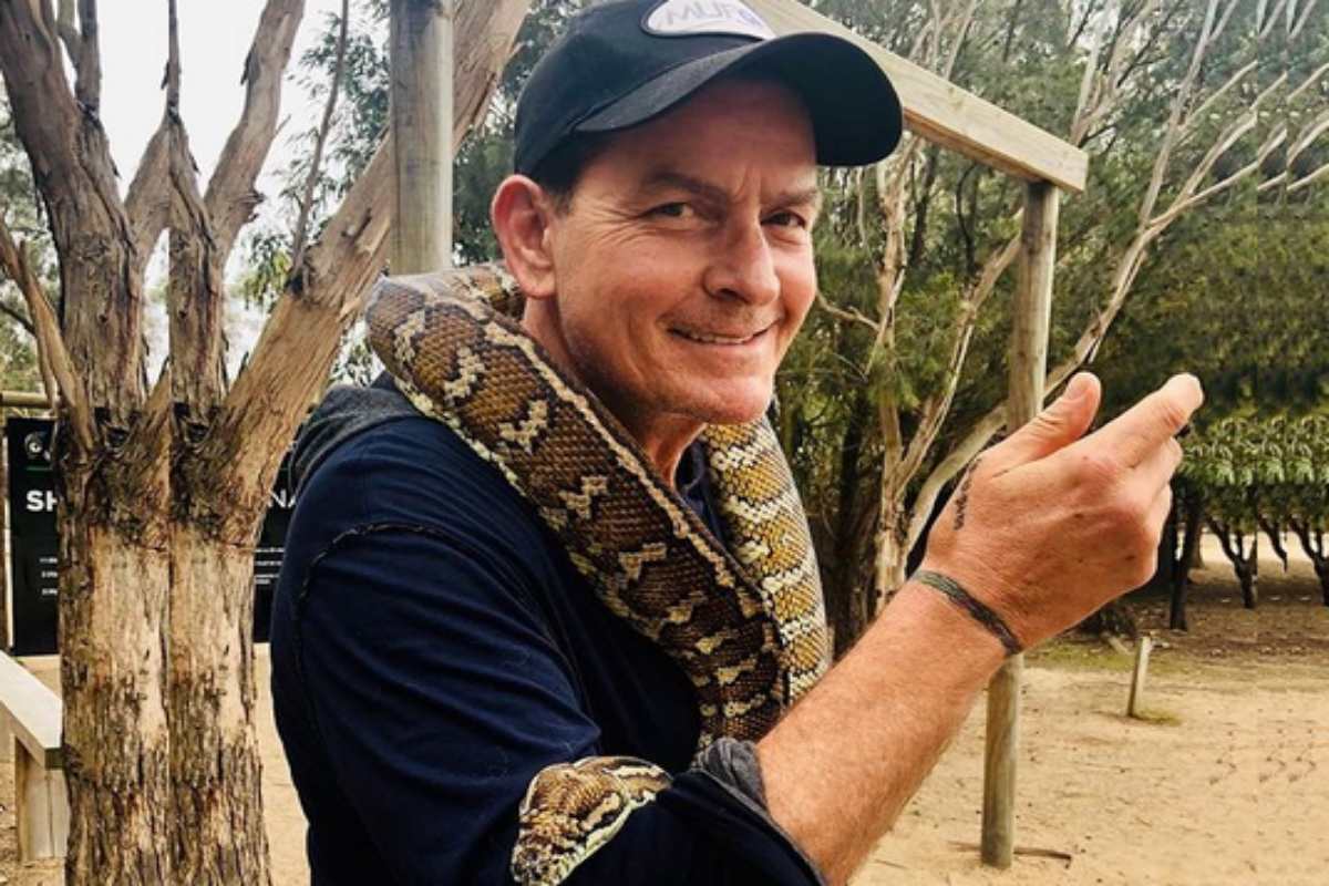 Charlie Sheen com cobra no pescoço