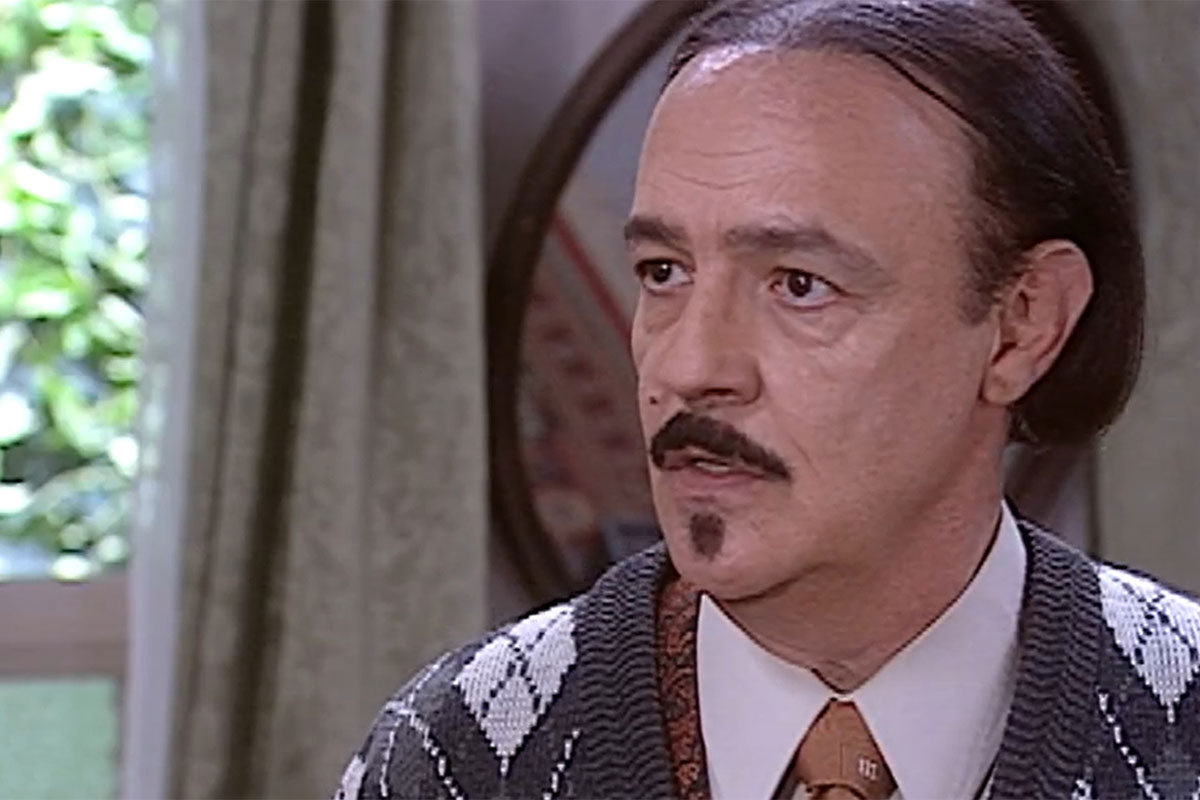 Cornélio (Ney Latorraca) em cena de O Cravo e a Rosa