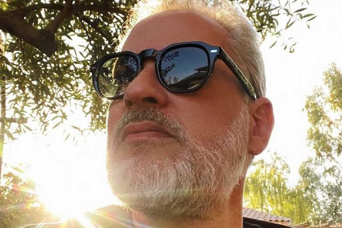Dan Stulbach de óculos escuros