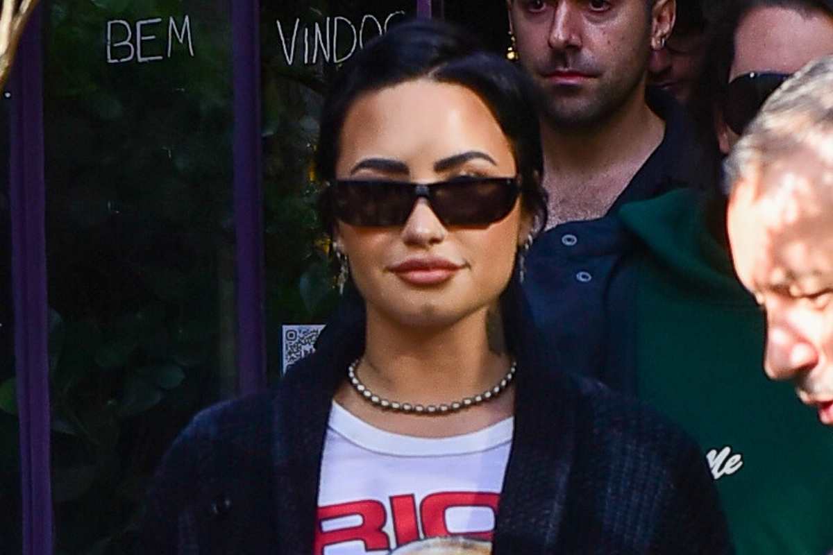 Demi Lovato curte passeio por cafeteria de São Paulo. Confira as fotos