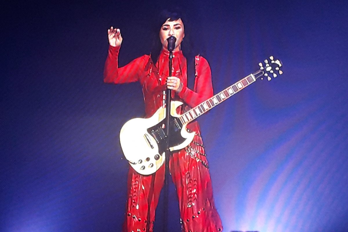 demi lovato se apresentando em show da holy fvck tour em são paulo