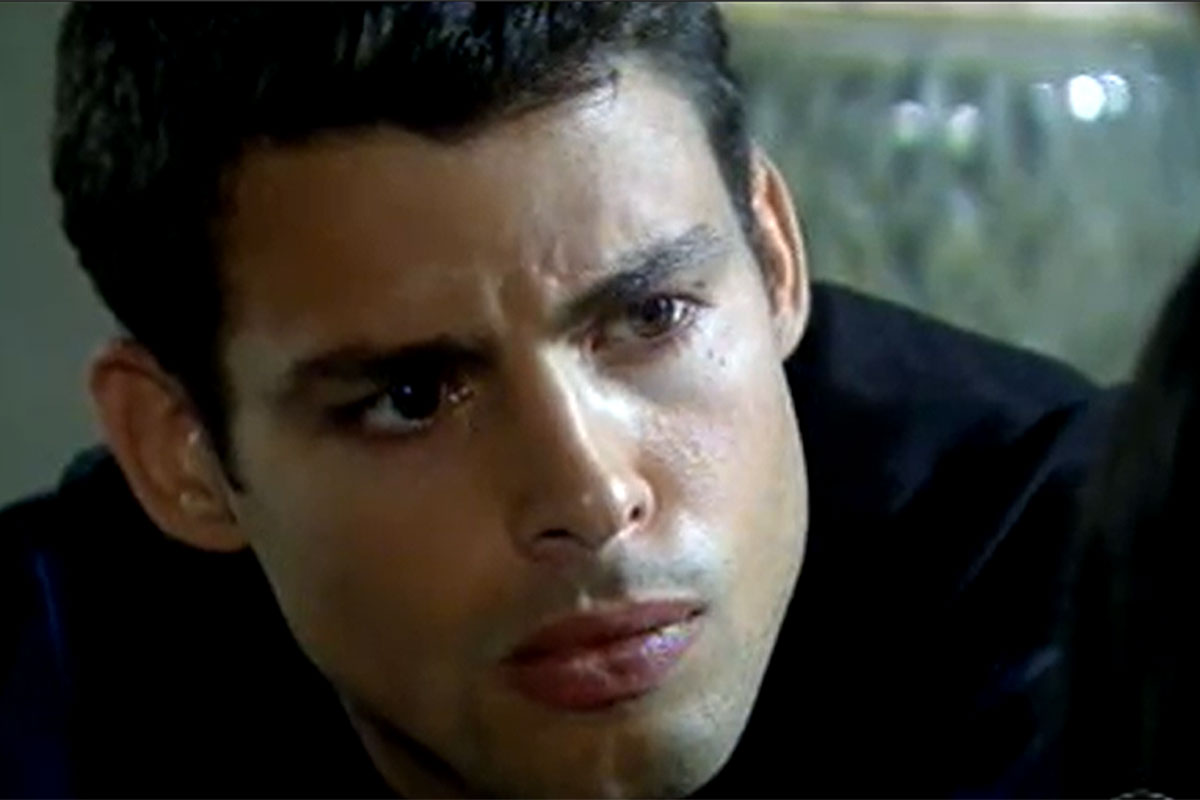 Halley (Cauã Reymond) descobre ser filho de Donatela (Claudia Raia) em A Favorita