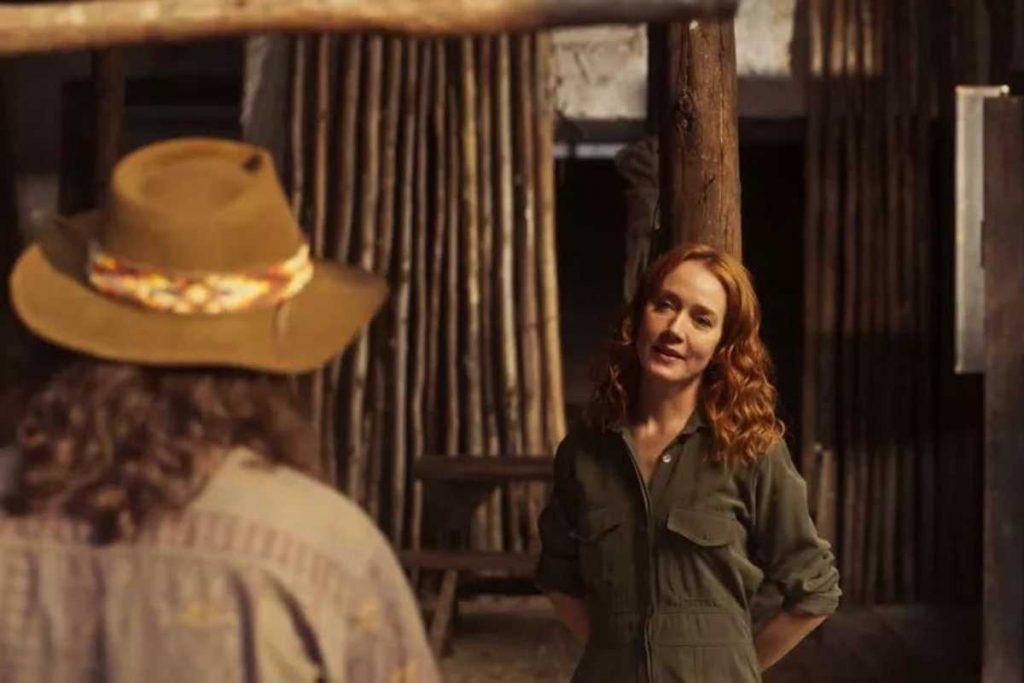 irma (camila morgado) esperando trindade (gabriel sater) em galpão dos peões em pantanal