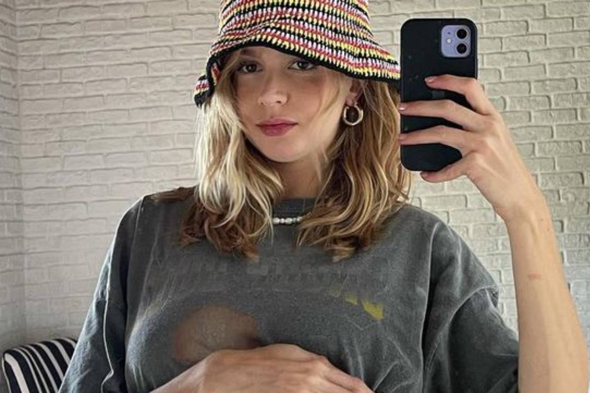 isabella scherer tirando selfie com look casual