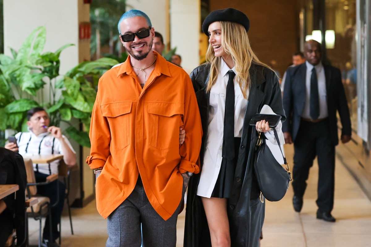 J Balvin e Valentina Ferrer curtem passeio em shopping na cidade de São Paulo