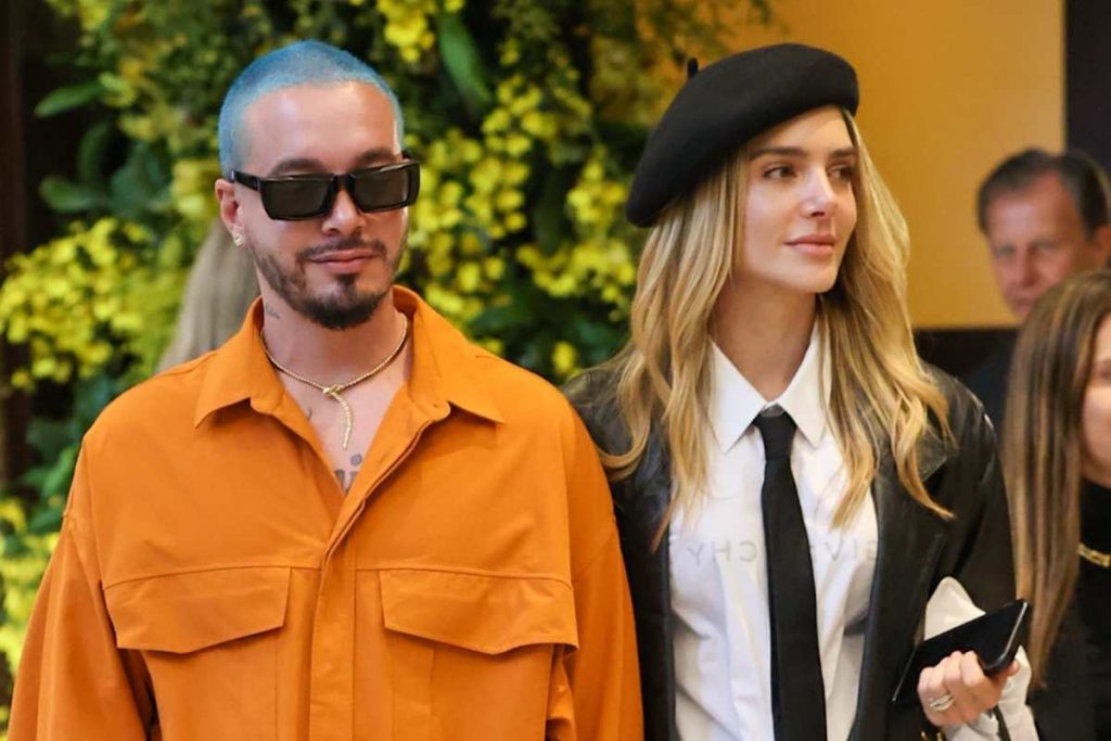 J Balvin e Valentina Ferrer curtem passeio em shopping na cidade de São Paulo