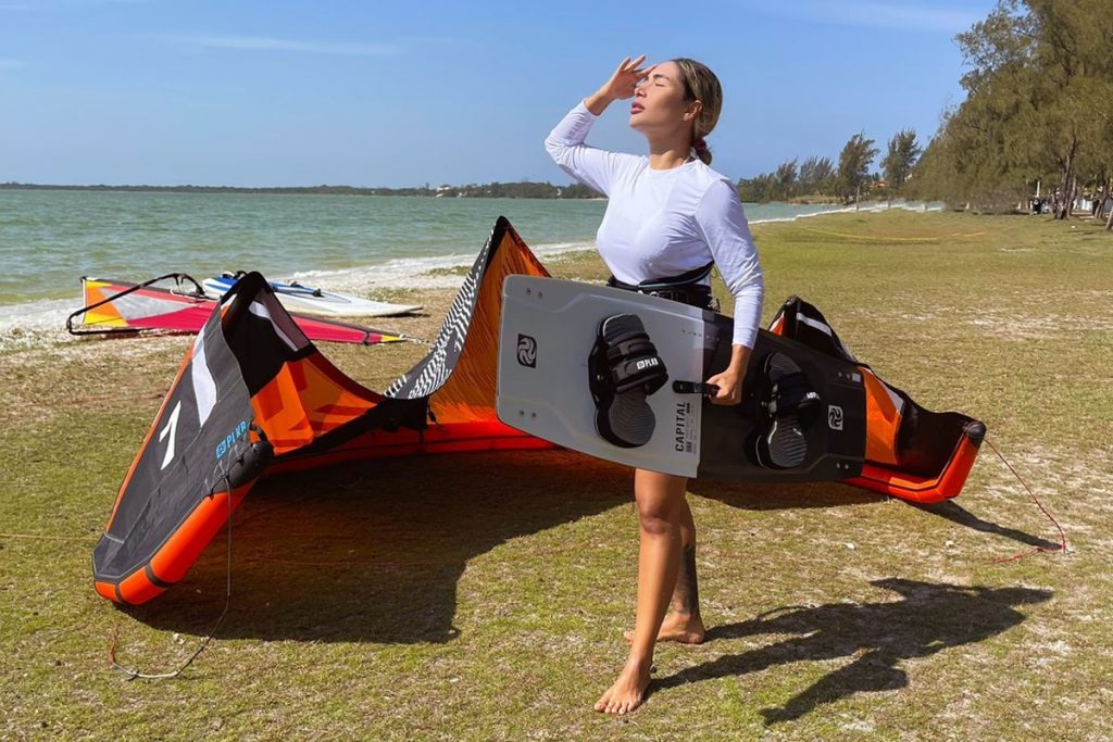 Jake Leal prestes a praticar windsurf