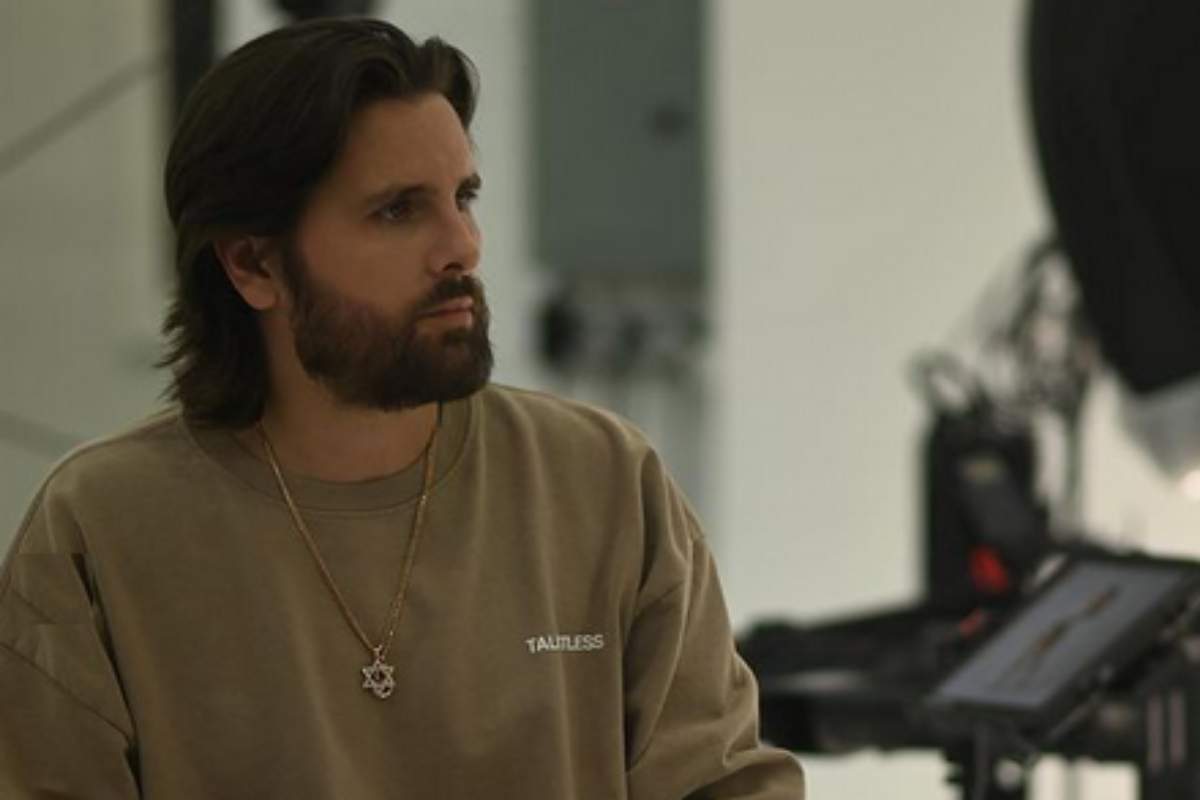 Scott Disick de barba e cabelo longo
