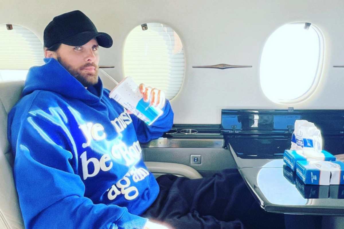 Scott Disick toma refreso em avião privado