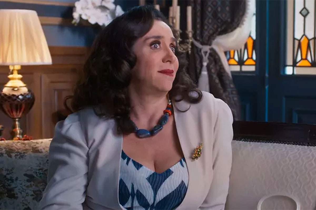 Margô (Marisa Orth) fazendo caras e bocas na novela Além da Ilusão