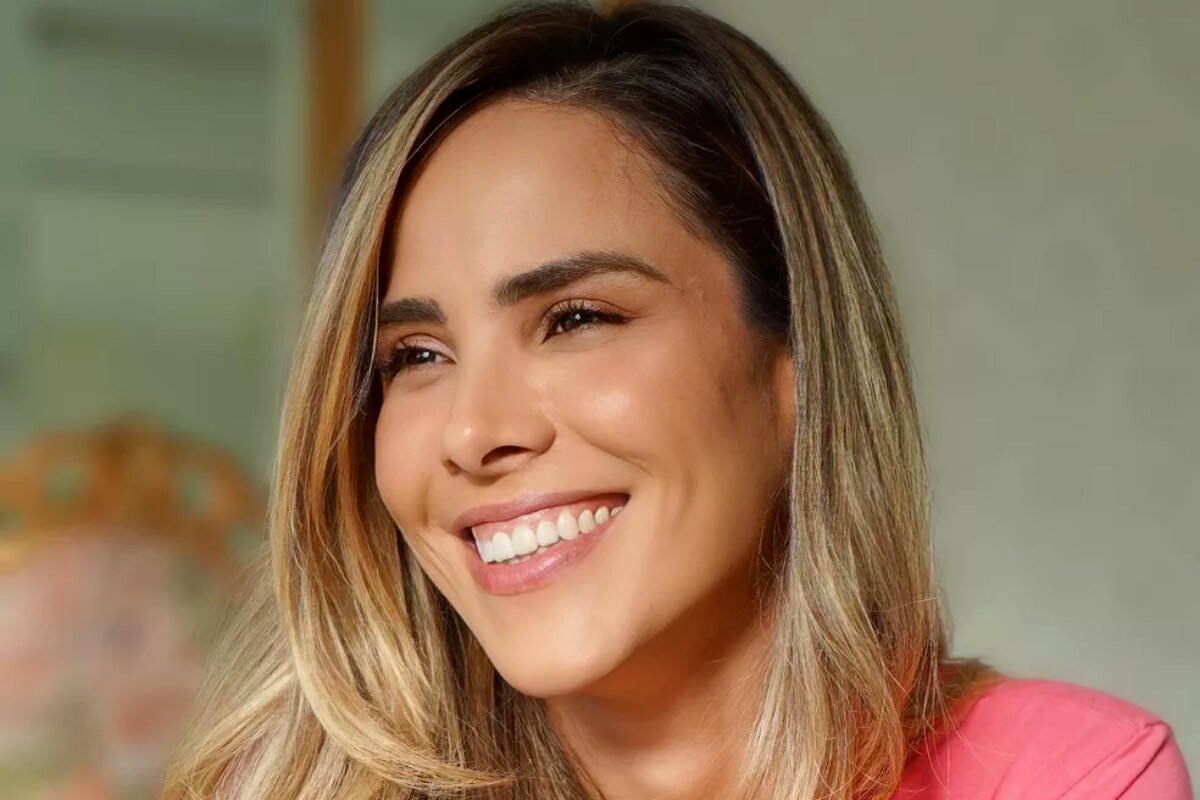 Wanessa sorridente, de camisa rosa