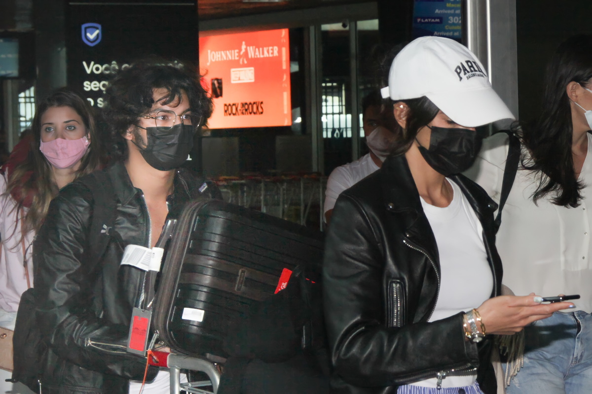 Bruna Marquezine e Xolo no aeroporto de Congonhas