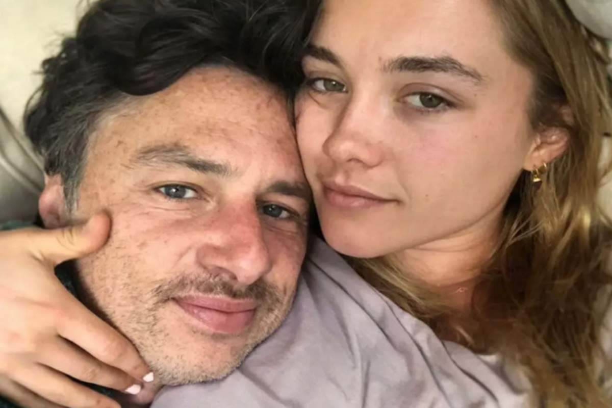 Zach Braff, Florence Pugh abraçados