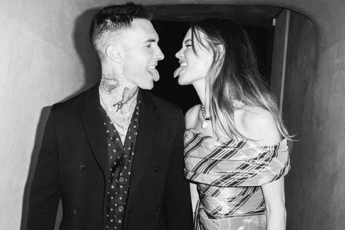 adam levine e esposa quase se beijando em foto preta e branca