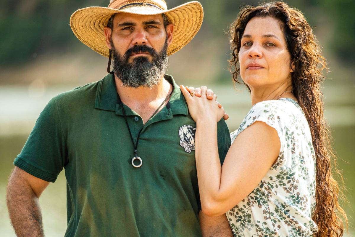 alcides (juliano cazarré) e maria bruaca (isabel teixeira) posando juntos em pantanal