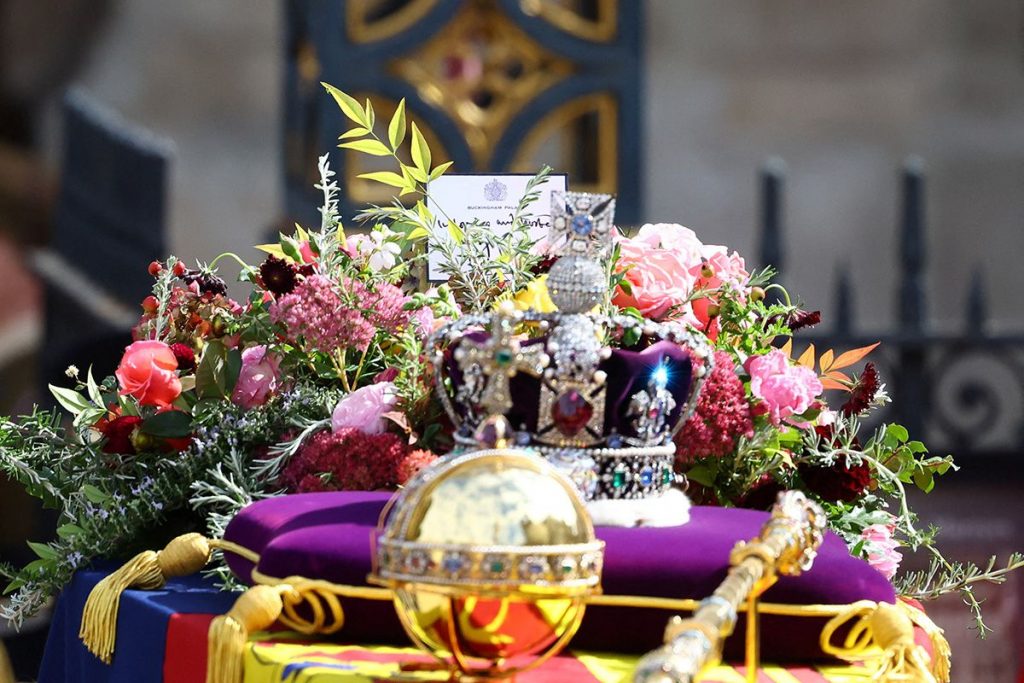 Bilhete de Charles III, em destaque, no caixão da Rainha Elizabeth II