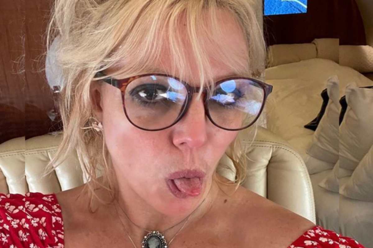 Britney Spears mostrando a língua no avião