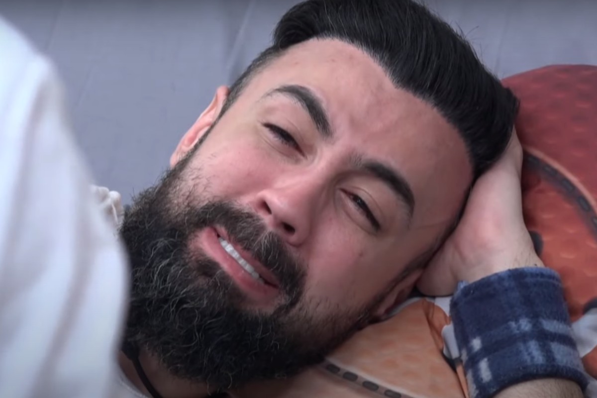 bruno tálamo chorando deitado na cama em quarto de fazenda 14