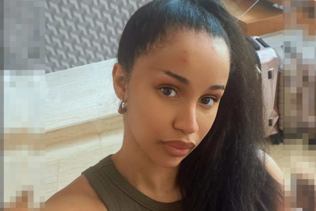 Cardi B de cara lavada e cabelo natural