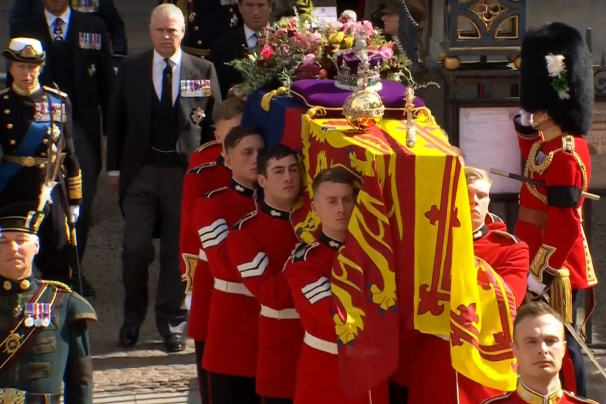 Cortejo do corpo de Elizabeth II em direção ao Castelo de Windsor