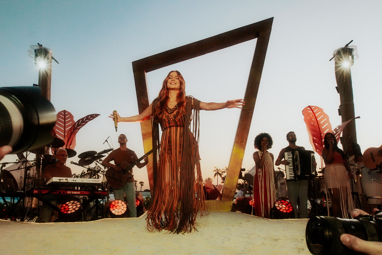 Claudia Leitte divulga material audiovisual completo do álbum “Ao vivo na Prainha da Claudinha”