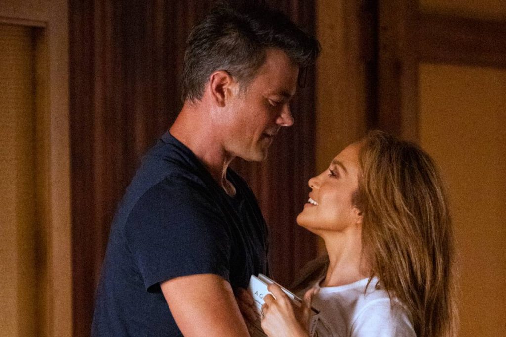 Darcy (Jennifer Lopez) e Tom (Josh Duhamel) se olhando em Casamento Armado