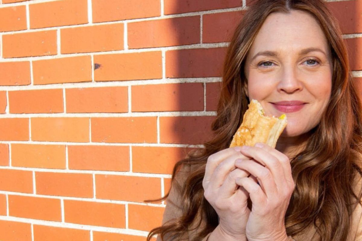 Drew Barrymore segura sanduíche