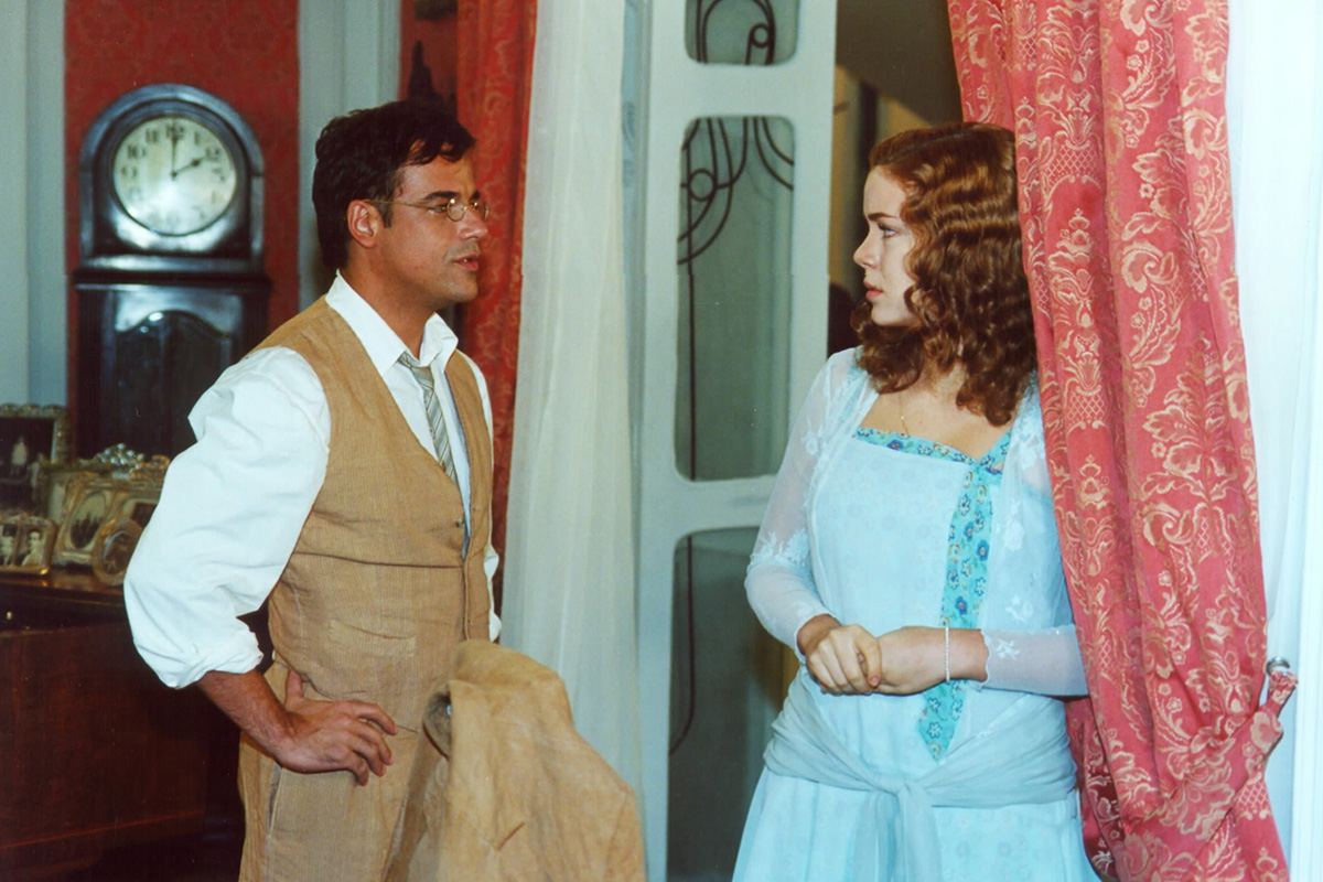 Edmundo (Ângelo Antônio) e Bianca (Leandra Leal) em O Cravo e a Rosa