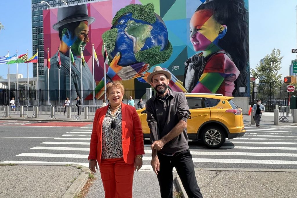 Catherine Pollard, presidente do Comitê das Artes da ONU e Eduardo Kobra