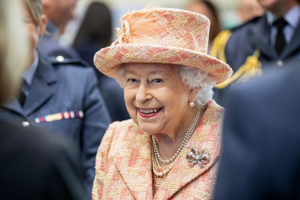 elizabeth-ii-hino-homenagem-paris-1024x683-3 Retrato Elizabeth II