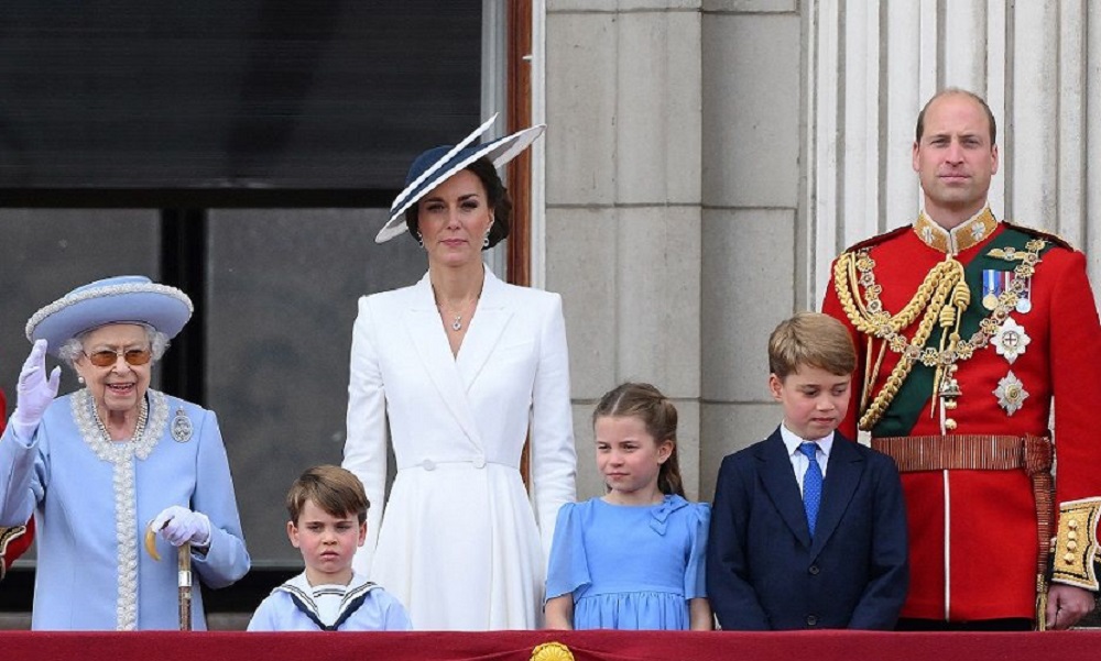 Herdeiro do trono, Príncipe Charles e outros três filhos visitam rainha Elizabeth II