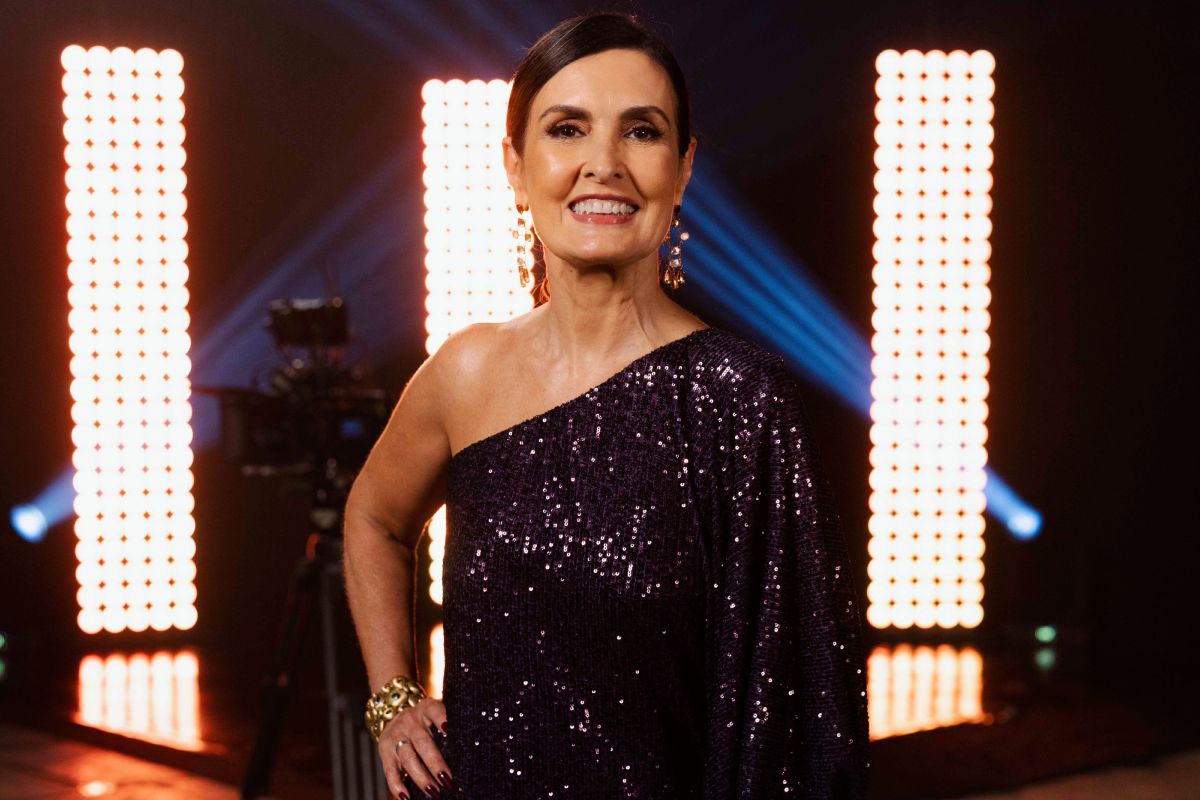 Fátima Bernardes posando estilosa nos bastidores do The Voice Brasil