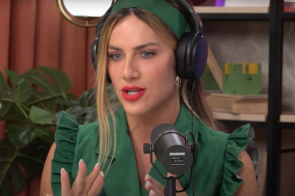 Giovanna Ewbank durante podcast