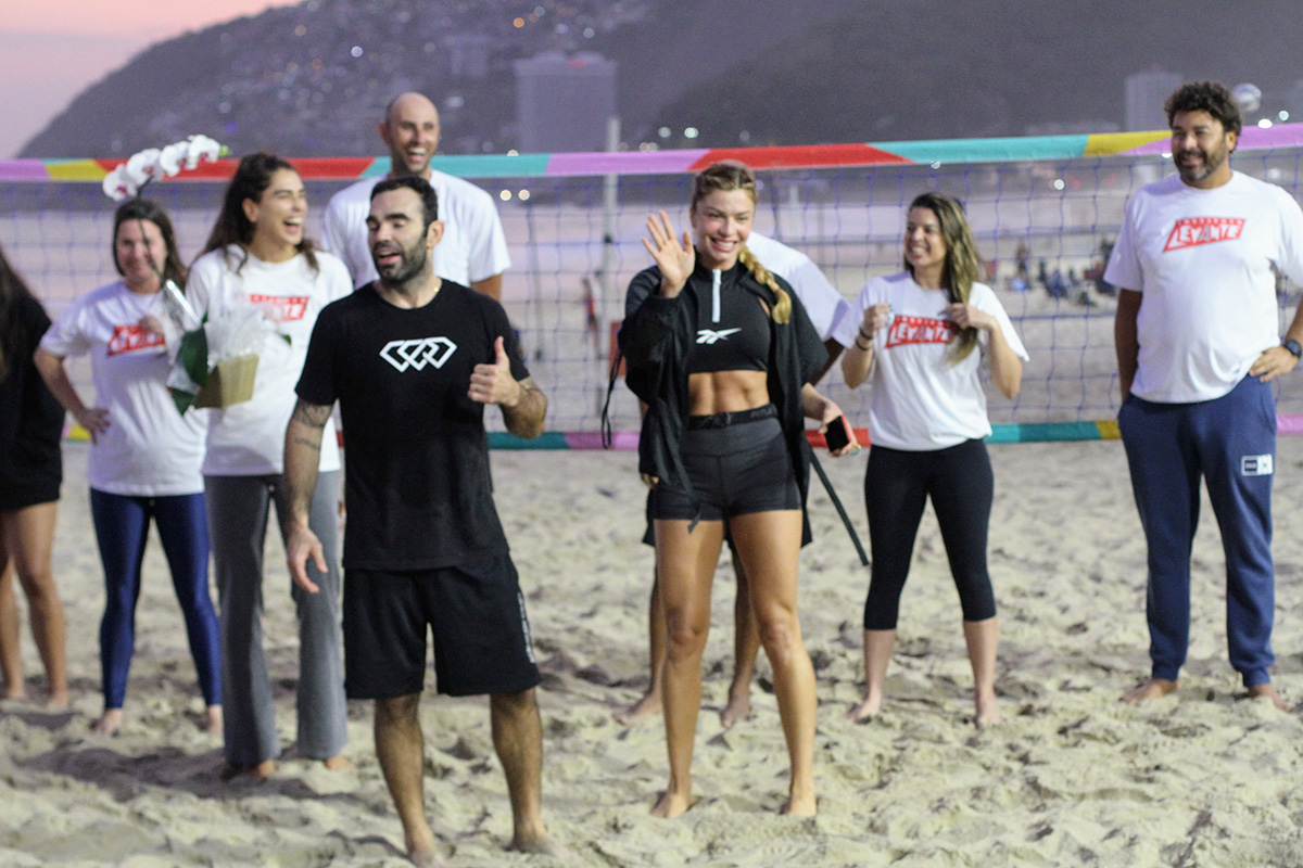 Grazi Massafera arrasa em partida de vôlei na praia