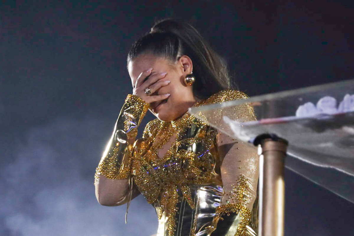 Simone Mendes chorando