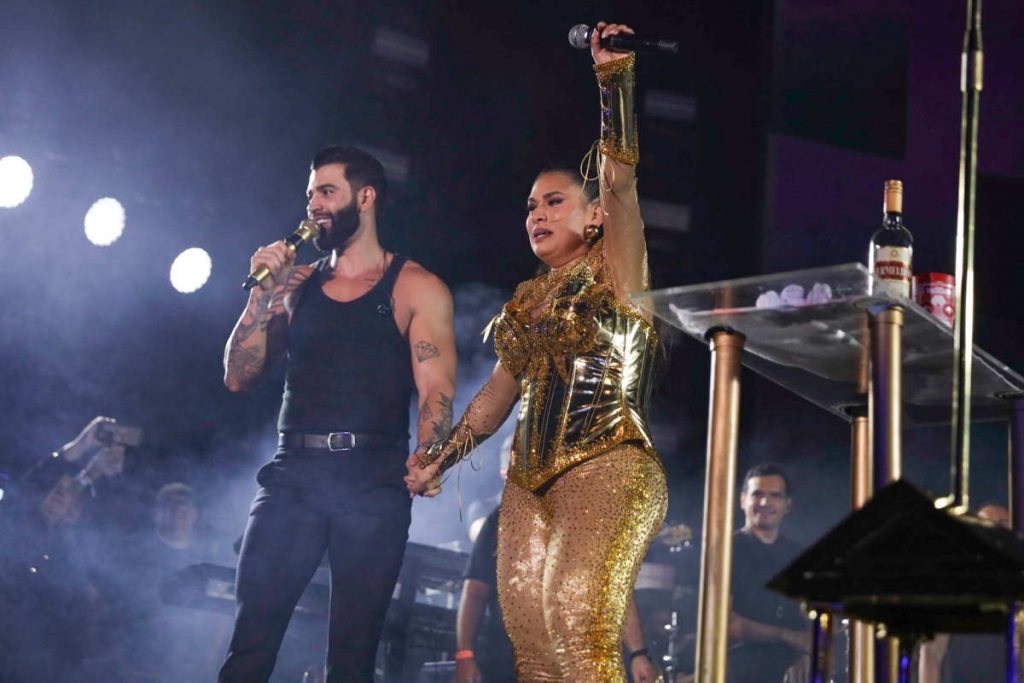 gusttavo-lima-simone-palco-um-1024x683-1 Gusttavo Lima e Simone Mendes no palco