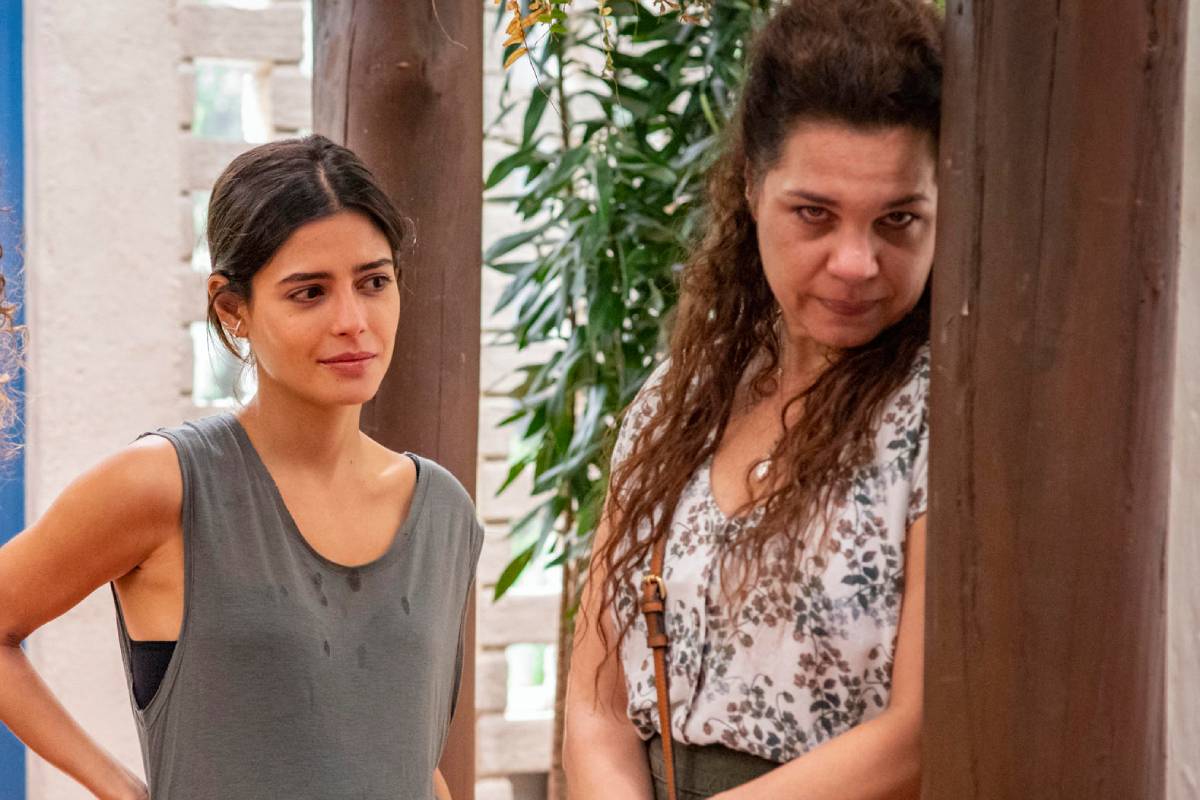 guta (julia dalavia) e maria bruaca (isabel teixeira) emocionadas em pantanal