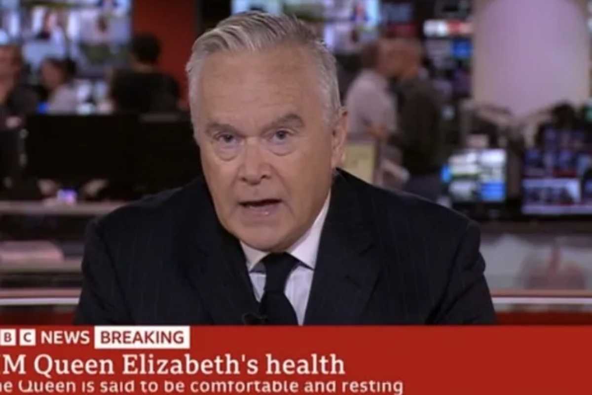 Huw Edwards roupa preta