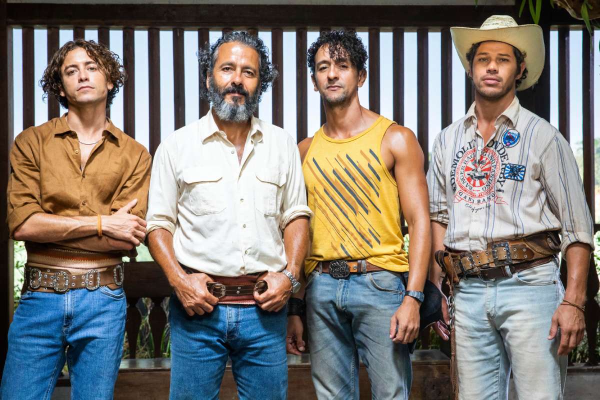 Jove (Jesuita Barbosa), José Leôncio (Marcos Palmeira), José Lucas (Irandhir Santos) e Tadeu (José Loreto) em Pantanal